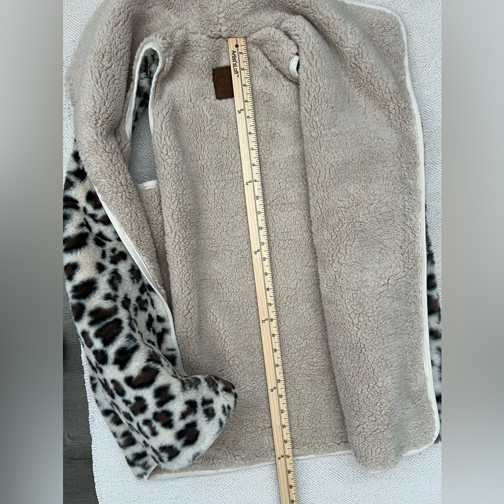 C.C.BEANIE REVERSIBLE LEOPARD PRINT
SHERPA/FAUX FUR VEST, size M - Picture 4 of 11